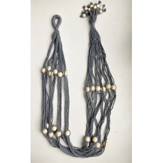 Grijze, macramé, katoenen hanger met witte houten kralen