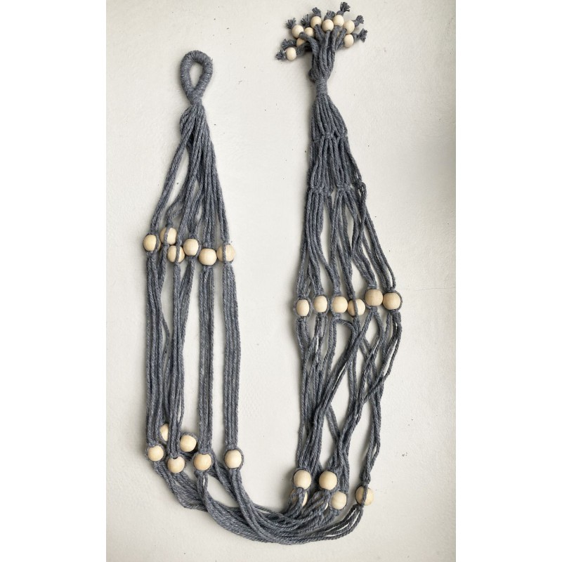 Grijze, macramé, katoenen hanger met witte houten kralen