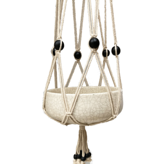 Witte, macramé, katoenen hanger met zwarte, houten kralen Witte, macramé, katoenen hanger met zwarte, houten kralen