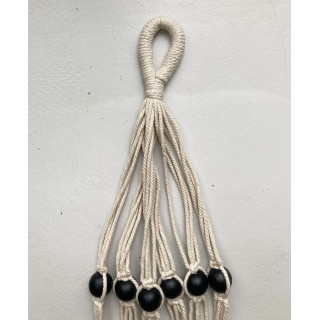 Witte, macramé, katoenen hanger met zwarte, houten kralen Witte, macramé, katoenen hanger met zwarte, houten kralen