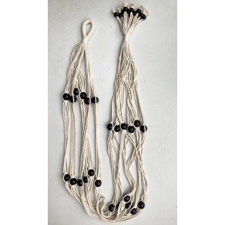 Witte, macramé, katoenen hanger met zwarte, houten kralen Witte, macramé, katoenen hanger met zwarte, houten kralen