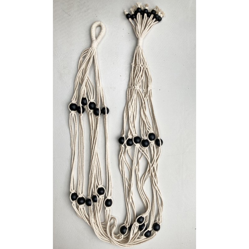 Witte, macramé, katoenen hanger met zwarte, houten kralen Witte, macramé, katoenen hanger met zwarte, houten kralen