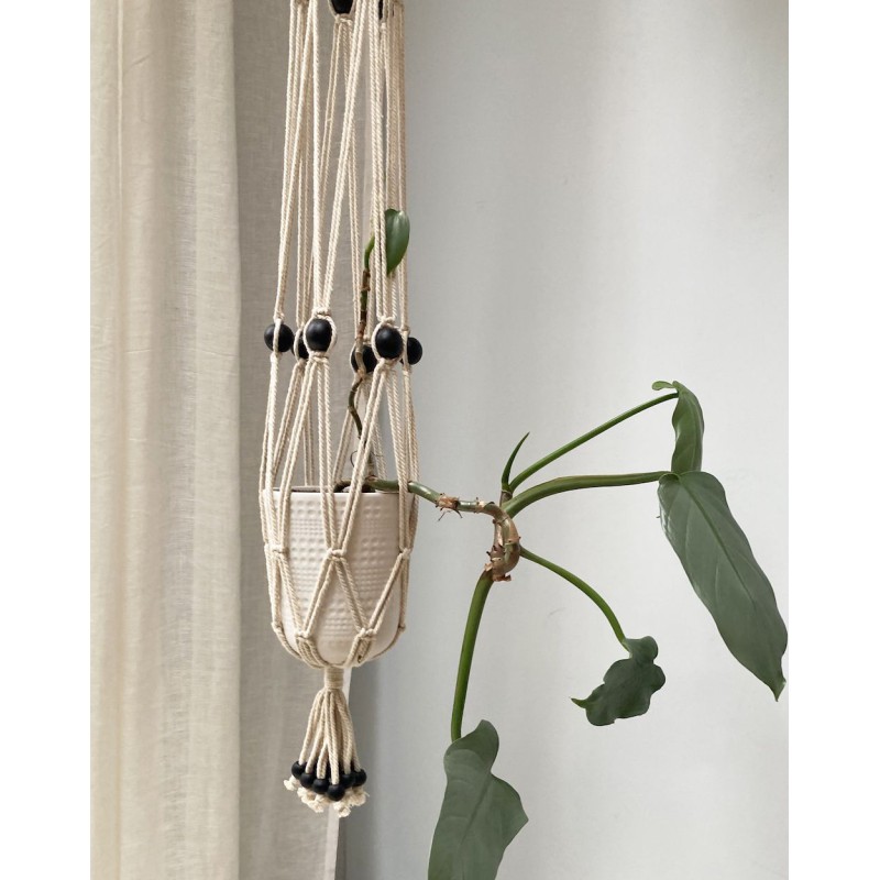 Witte, macramé, katoenen hanger met zwarte, houten kralen