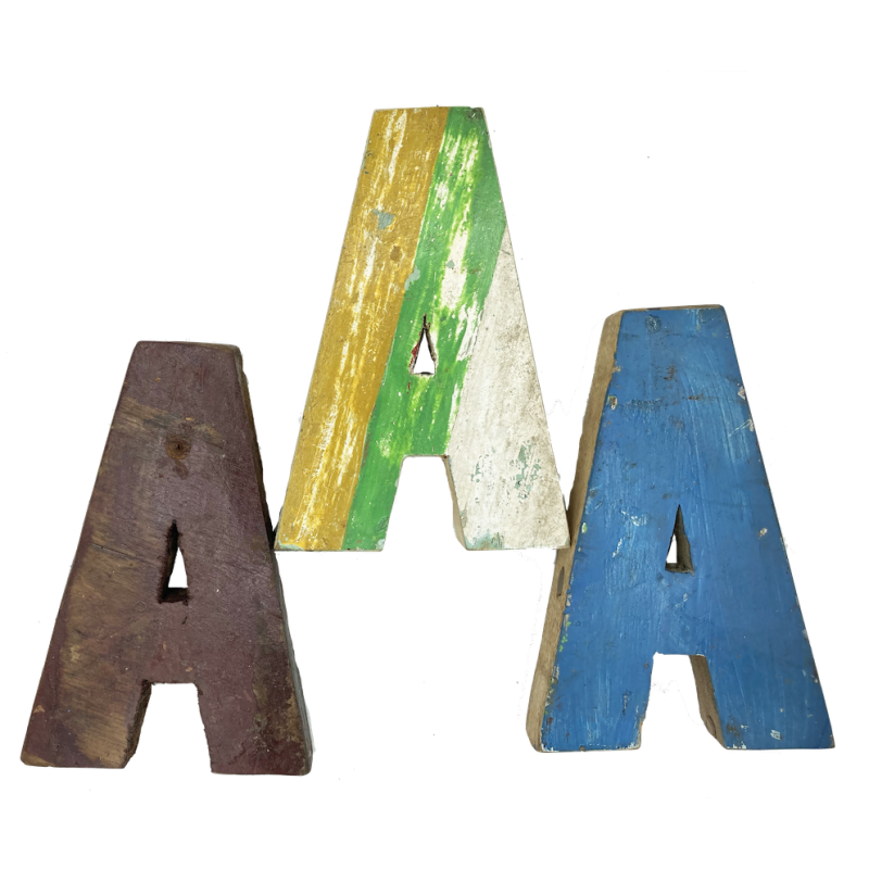 Houten letter A gemaakt van oude vissersbootjes Houten letter A gemaakt van oude vissersbootjes