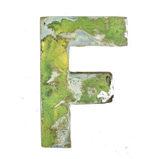 Houten letter F gemaakt van oude vissersbootjes