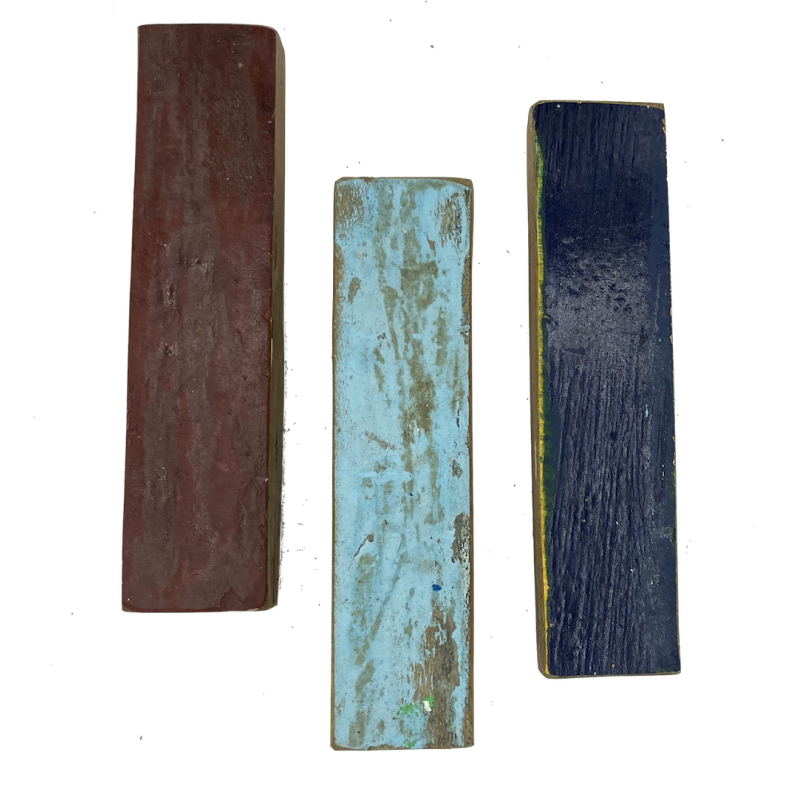 Houten letter I gemaakt van oude vissersbootjes Houten letter I gemaakt van oude vissersbootjes