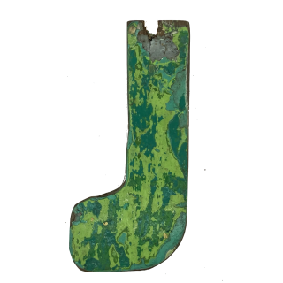 Houten letter J gemaakt van oude vissersbootjes