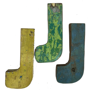 Houten letter J gemaakt van oude vissersbootjes