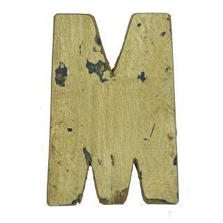 Houten letter M gemaakt van oude vissersbootjes