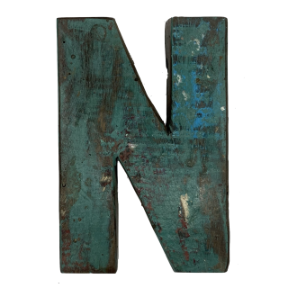 Houten letter N gemaakt van oude vissersbootjes