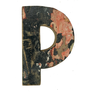 Houten letter P gemaakt van oude vissersbootjes