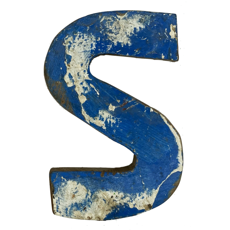 Houten letter S gemaakt van oude vissersbootjes