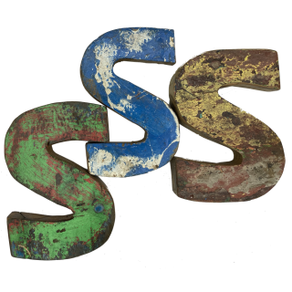 Houten letter S gemaakt van oude vissersbootjes