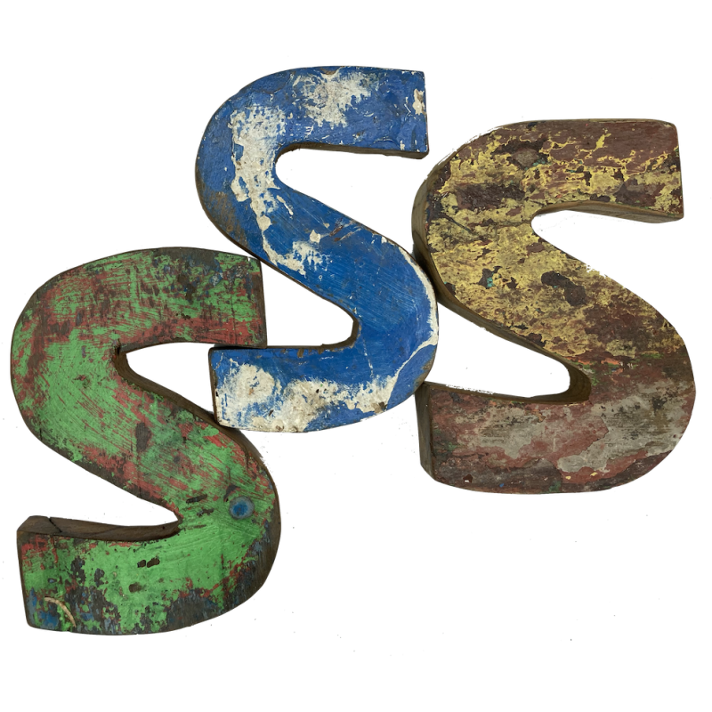 Houten letter S gemaakt van oude vissersbootjes