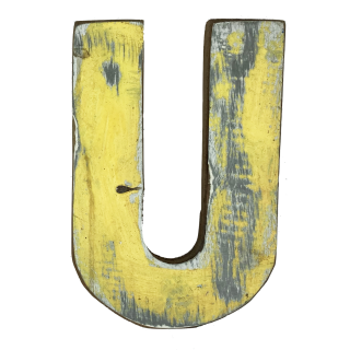 Houten letter U gemaakt van oude vissersbootjes