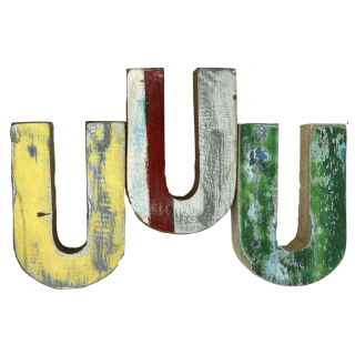 Houten letter U gemaakt van oude vissersbootjes