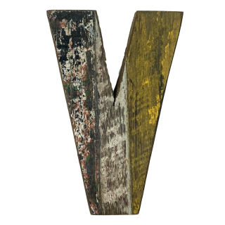 Houten letter V gemaakt van oude vissersbootjes
