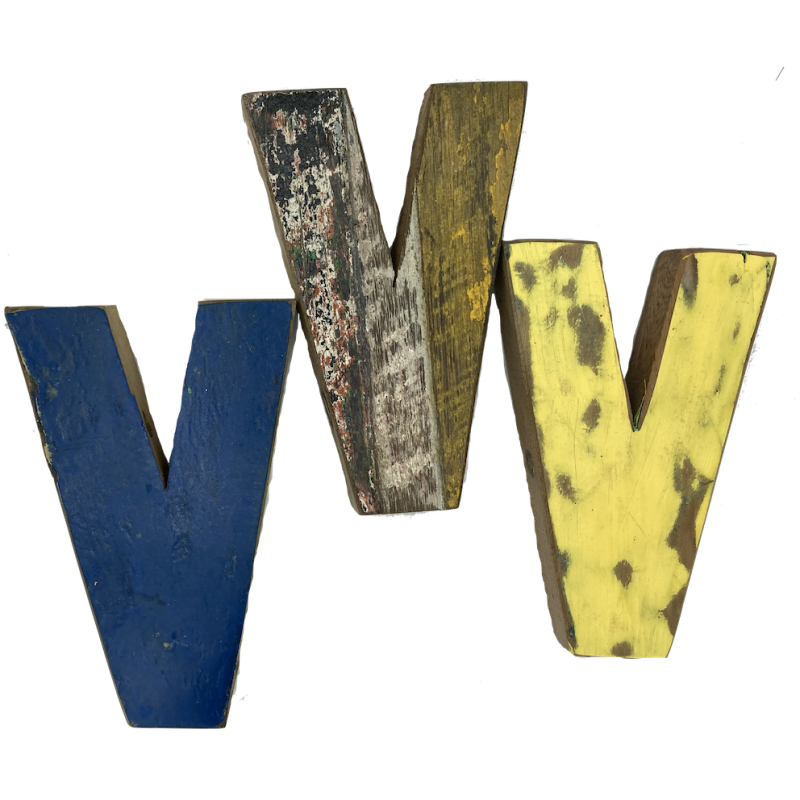 Houten letter V gemaakt van oude vissersbootjes