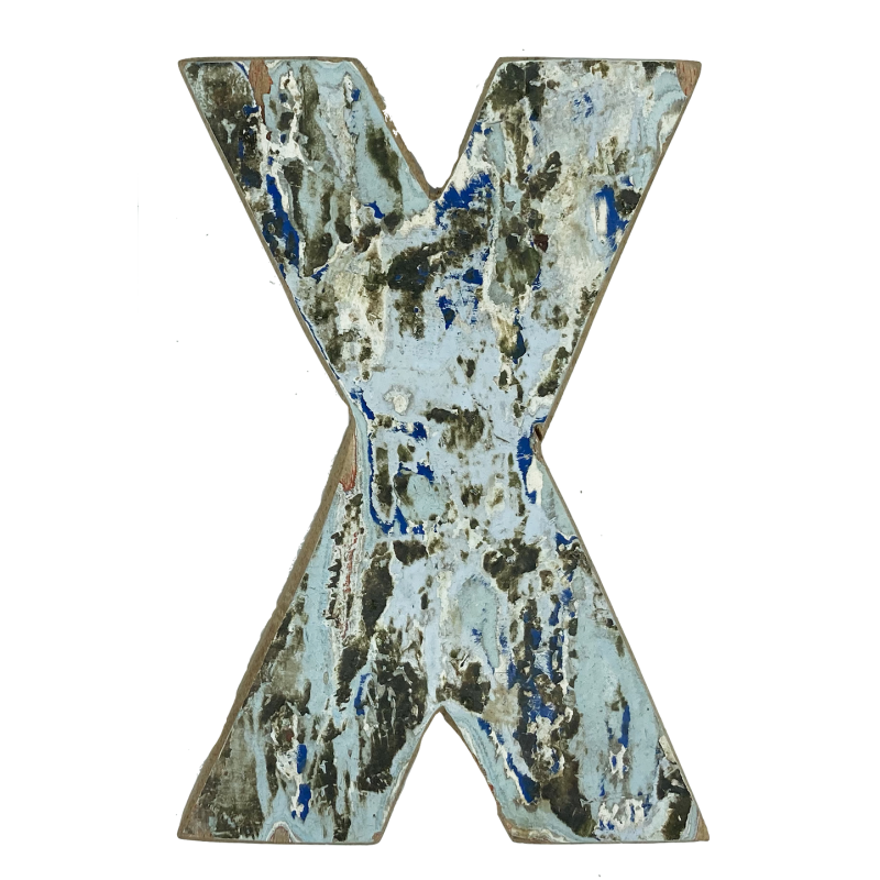 Houten letter X gemaakt van oude vissersbootjes