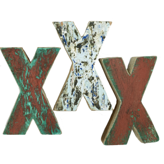 Houten letter X gemaakt van oude vissersbootjes