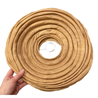 De linnen lampenkap Liv caramel S